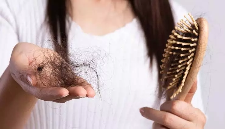 बालों के झड़ने और झड़ने के इलाज के लिए 6 प्रभावी घरेलू उपचार