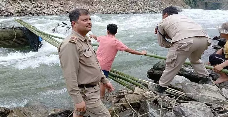 पिकअप ट्रक कुरुंग नदी में गिरा, चालक की मौत की आशंका