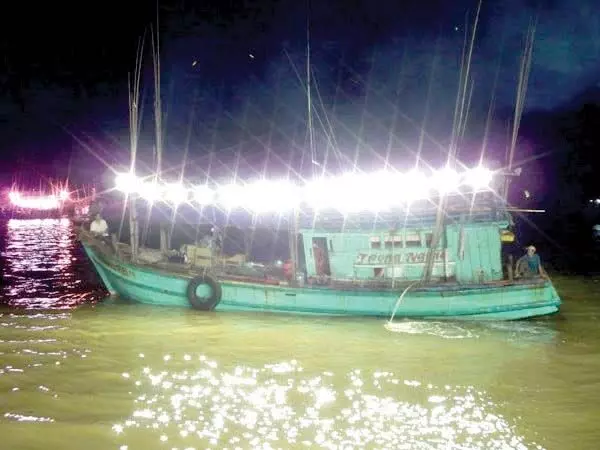 एलईडी लाइटों ने गोवा के मछुआरों का भविष्य अंधकारमय कर दिया