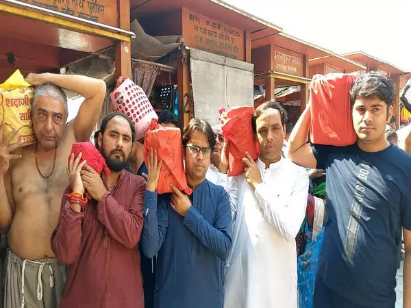 पाकिस्तानी हिंदू हरिद्वार में आध्यात्मिक यात्रा करते हैं, पूर्वजों की अस्थियां गंगा में करते हैं विसर्जित