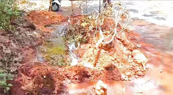 चोराओ में पानी की पाइपलाइन क्षतिग्रस्त, नल सूखे