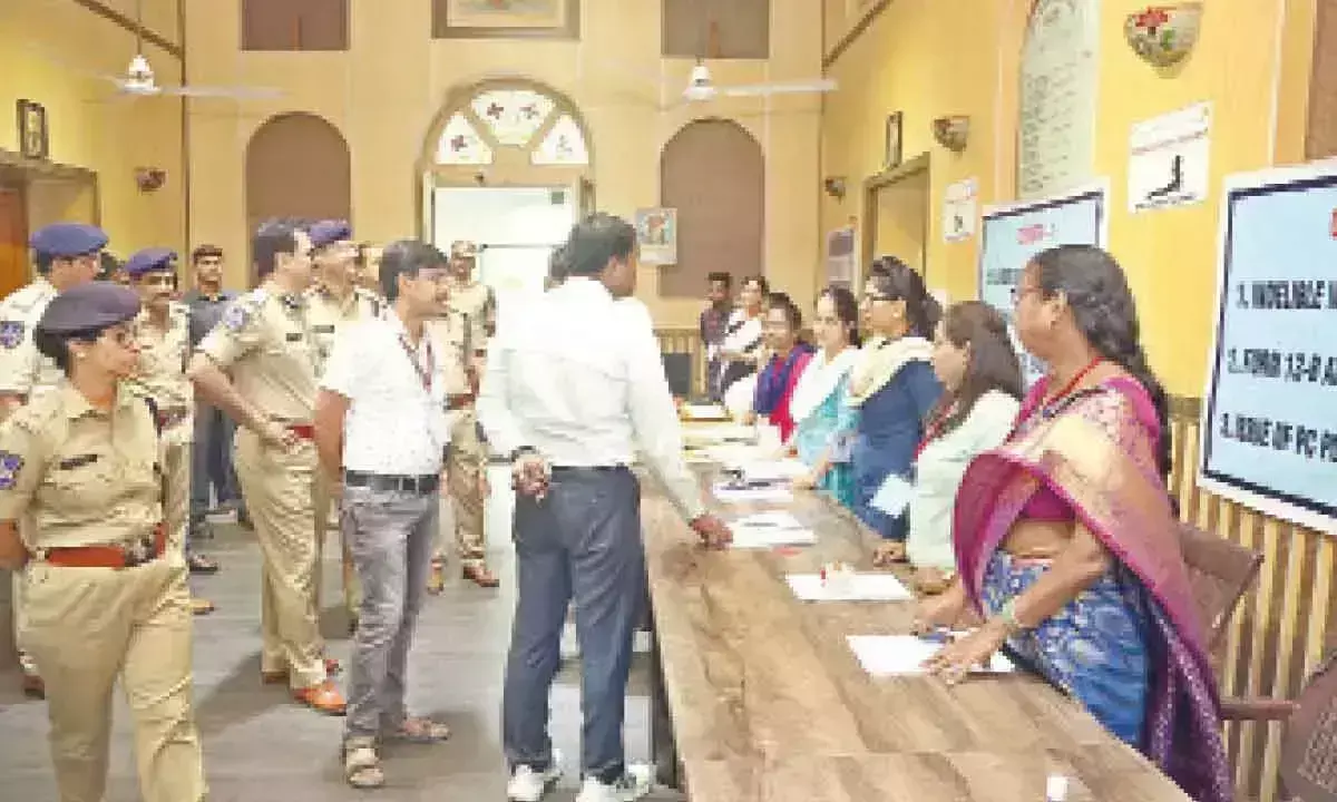 सीपी के श्रीनिवास रेड्डी, चुनाव अधिकारियों ने डीआरसी केंद्रों, स्ट्रांगरूम का निरीक्षण किया