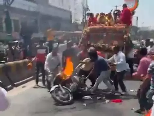 रैली के दौरान बुलेट बाइक में लगी भीषण आग, देखें VIDEO...