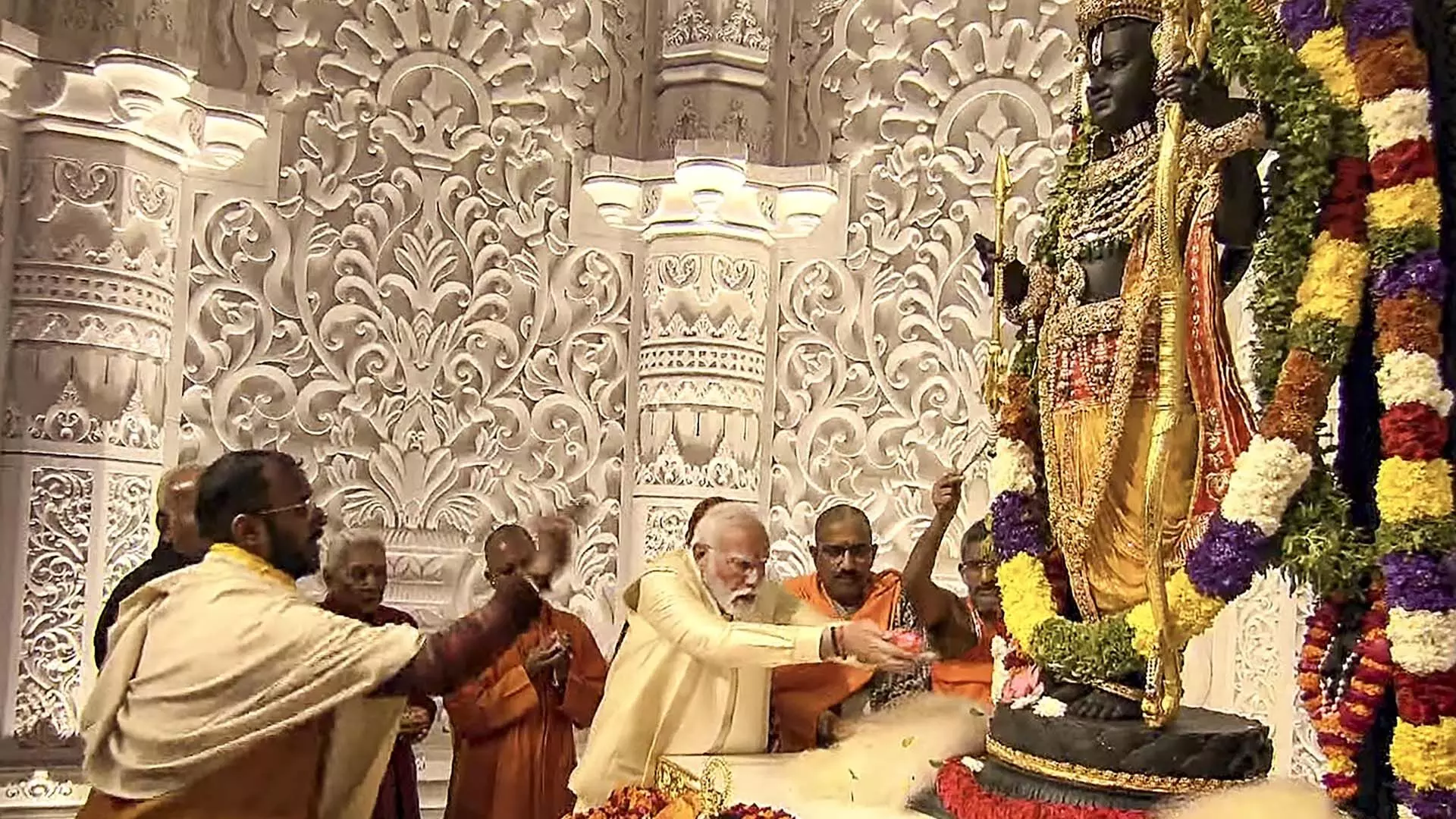 जनवरी के भव्य आयोजन के बाद से पहली बार पीएम मोदी ने राम मंदिर में प्रार्थना की