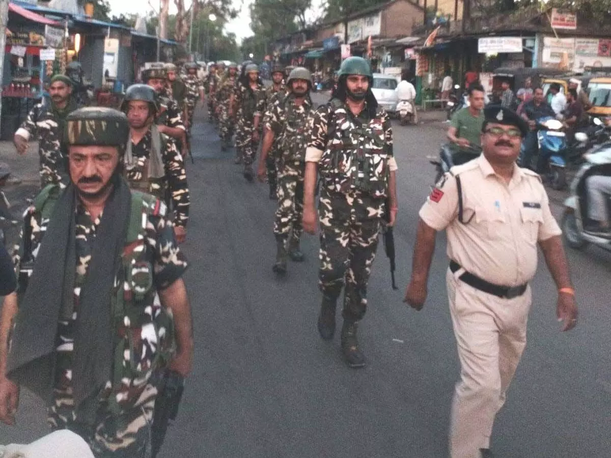 सुरक्षाबलों ने जिले में निकाला फ्लैग मार्च