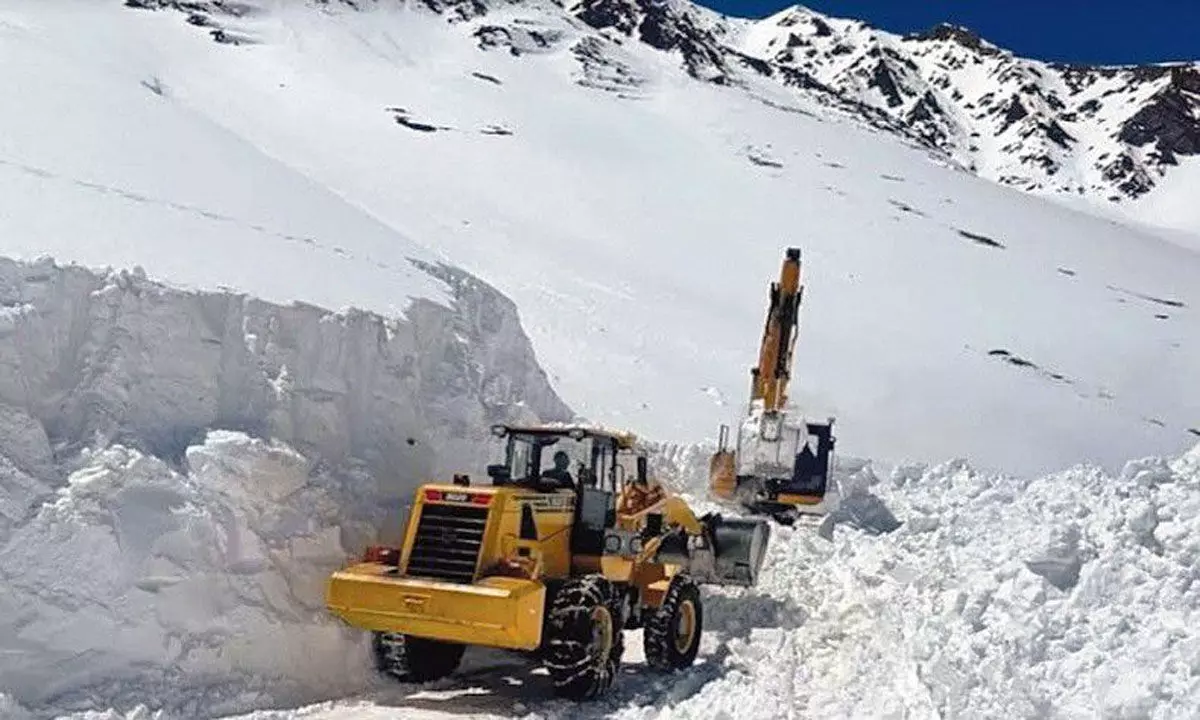 बर्फबारी से प्रभावित रोहतांग मार्ग को बहाल करने का काम जारी