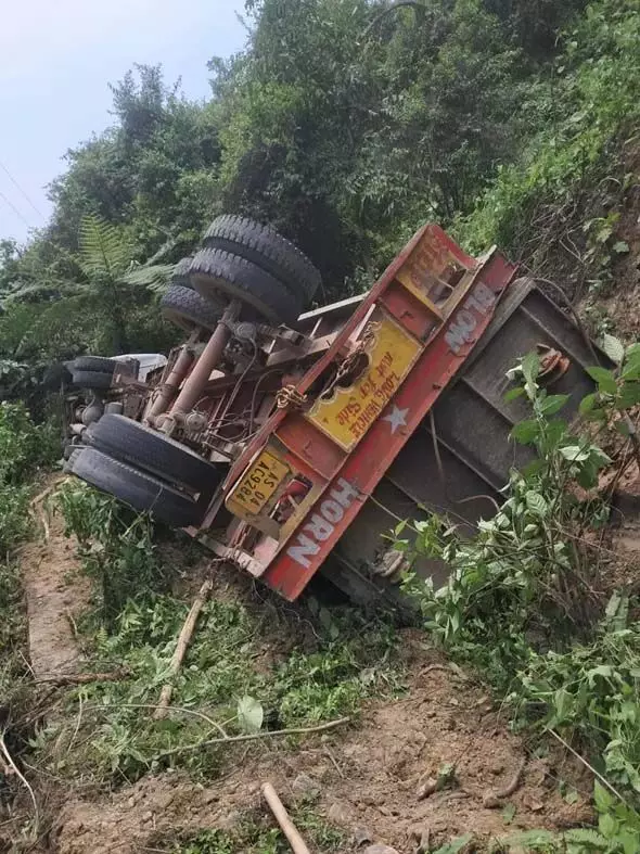 ट्रक की टक्कर से एक व्यक्ति की जान चली गई, दो गंभीर रूप से घायल