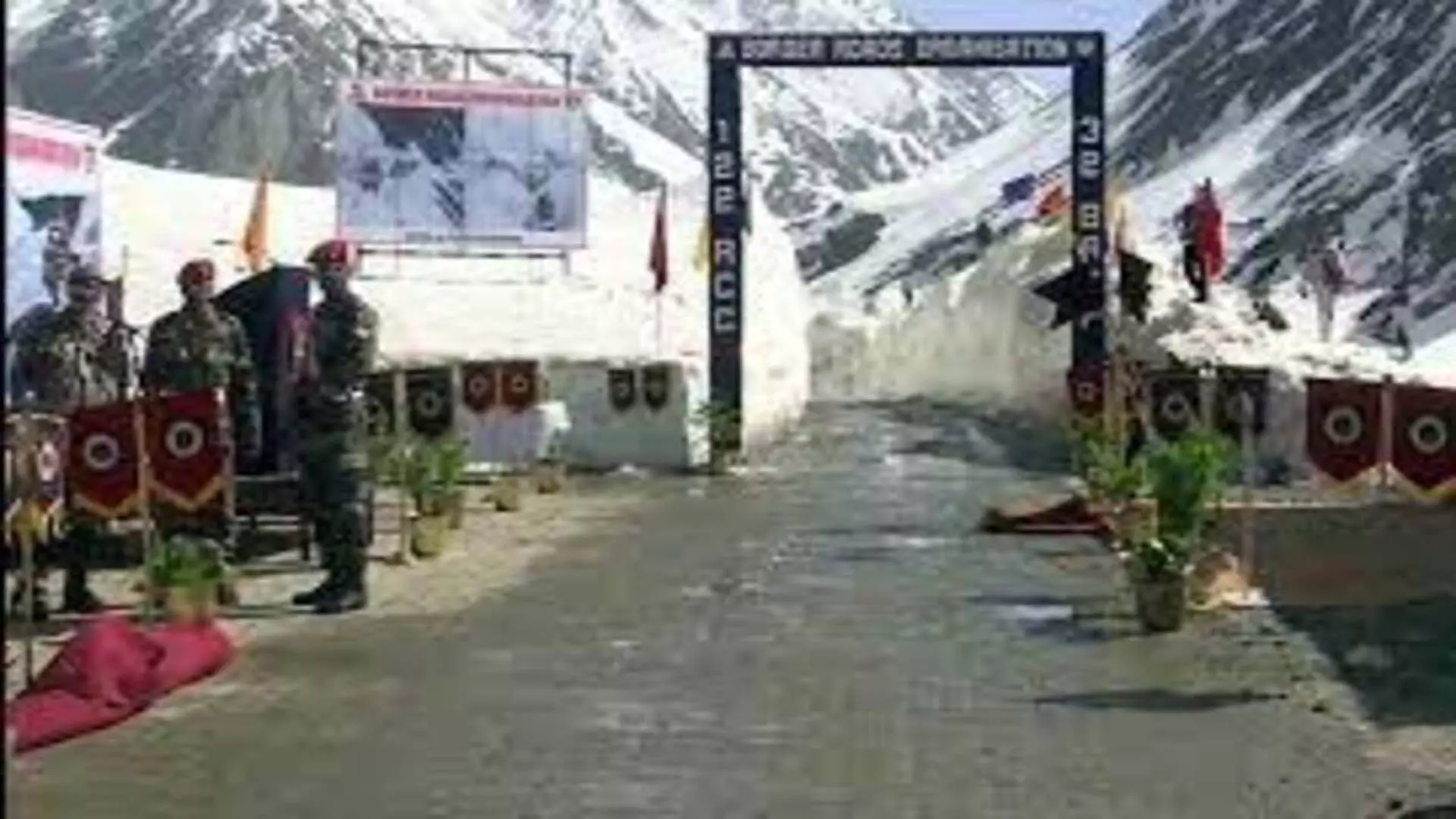 श्रीनगर-लेह राजमार्ग 10 दिनों के बाद फिर से खुला