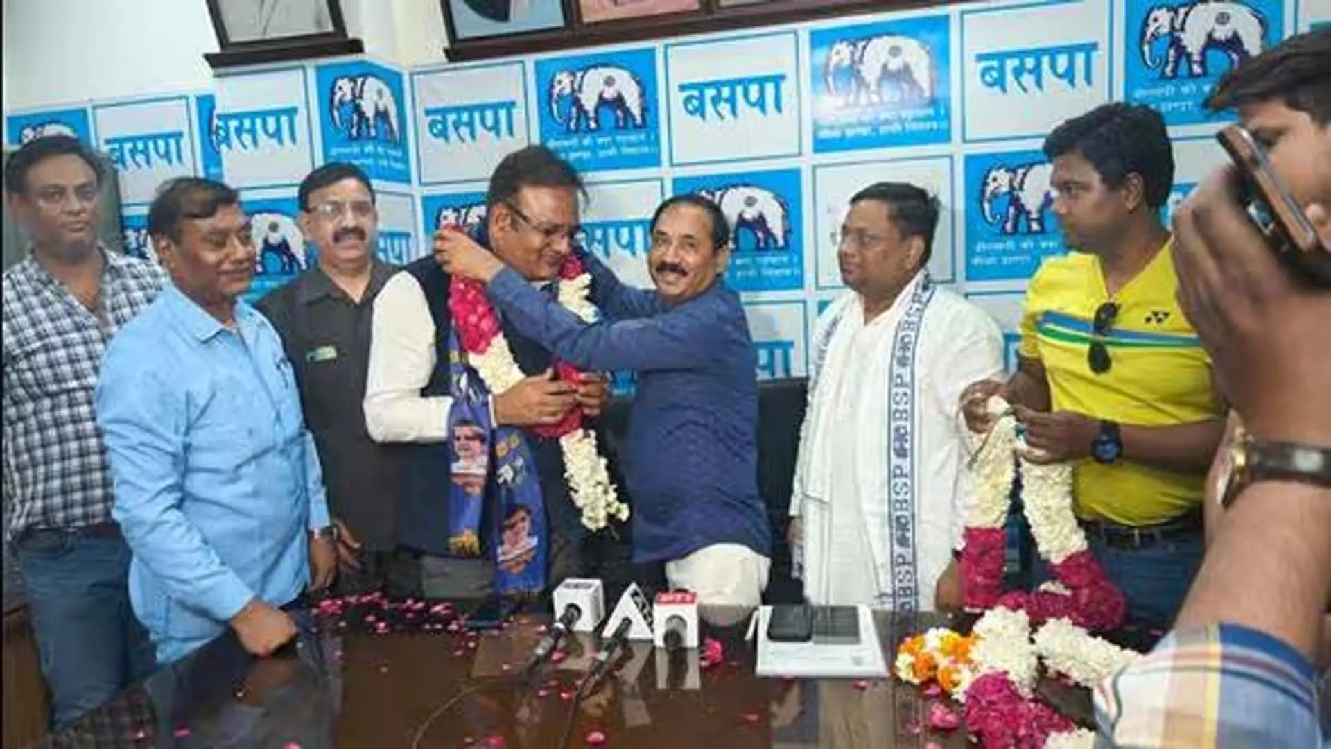 नई दिल्ली सीट से चुनाव लड़ने के लिए राज कुमार आनंद बसपा में शामिल हुए
