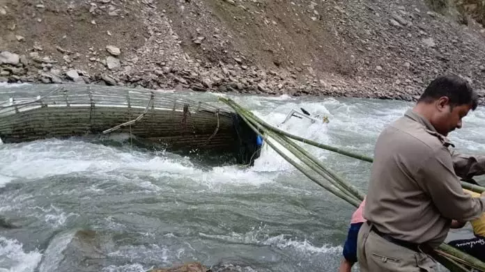 कुरुंग नदी में गिरा पिकअप ट्रक, चालक की मौत की आशंका