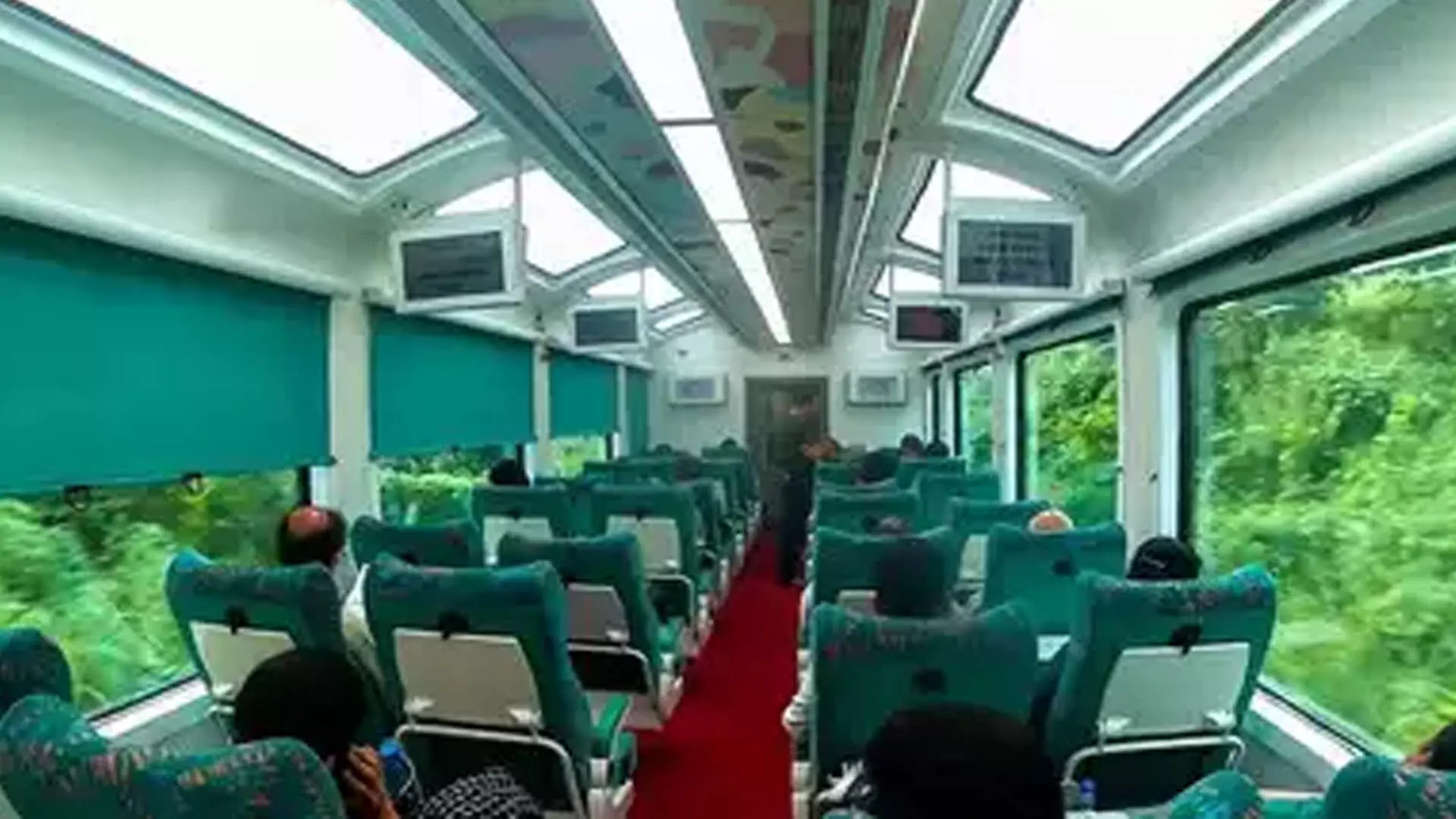 पूर्व-कोविड 6 ट्रेनों सिंगल विस्टाडोम कोच 2023-24 में 1.76 लाख यात्रियों को पहुंचाया