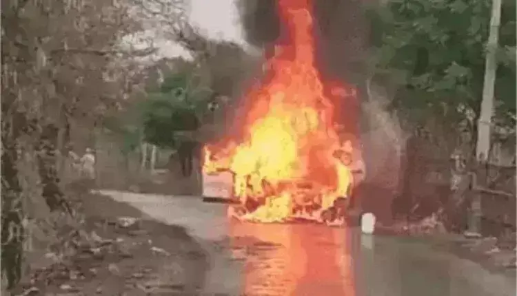 बारात से लौट रही गाड़ी में लगी आग, लोगों ने कूद कर बचायी जान