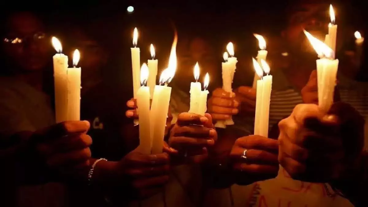 डिब्रूगढ़ में मोमबत्ती की रोशनी में सेवा मणिपुर में संकट की सालगिरह का प्रतीक