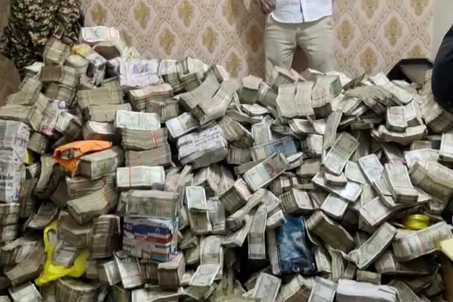 झारखंड के मंत्री से जुड़े छापे में हेल्पर के घर से मिले 25 करोड़ कैश