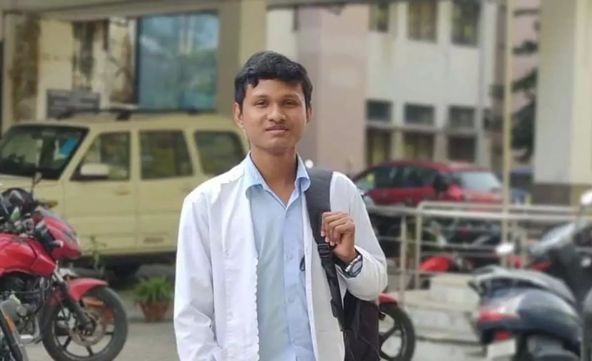 डेमो बरुआ चांगमई गांव के लड़के ने तेजपुर मेडिकल कॉलेज और अस्पताल से एमबीबीएस परीक्षा उत्तीर्ण की
