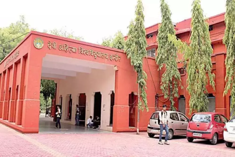 देवी अहिल्या विश्वविद्यालय ने पुराने पाठ्यक्रम वाले स्नातक अंतिम वर्ष की परीक्षा करवाने को लेकर तैयारियां शुरू की