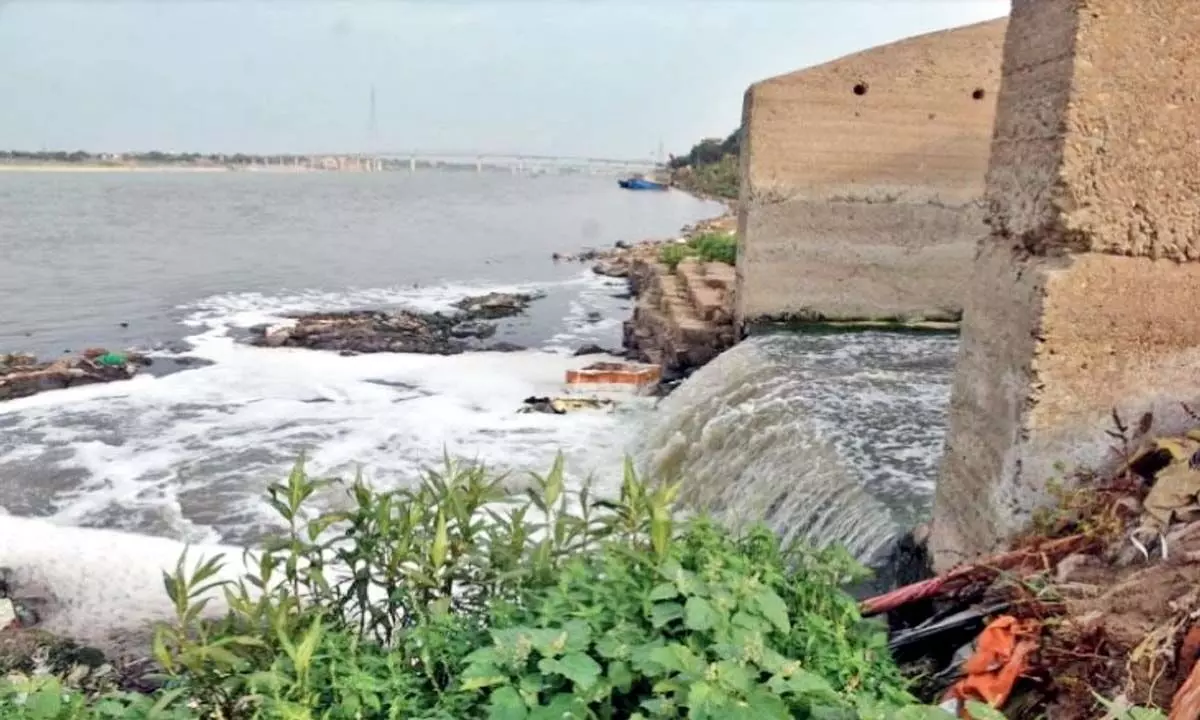 Varanasi : रोज 42 करोड़ लीटर पानी साफ करने की क्षमता, फिर भी गंगा मैली