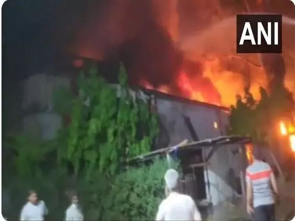 यूपी के गाजियाबाद के साहिबाबाद में फैक्ट्री में लगी आग