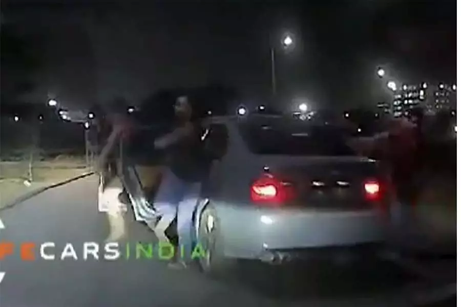 कैमरे में कैद हुआ रोड रेज, रात 1 बजे ग्रेटर नोएडा में बीएमडब्ल्यू ने परिवार का पीछा किया