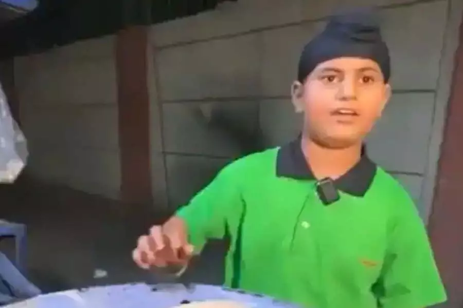 आनंद महिंद्रा ने सड़क किनारे ठेले पर रोल बेचने वाले युवा लड़के का समर्थन करने की पेशकश की