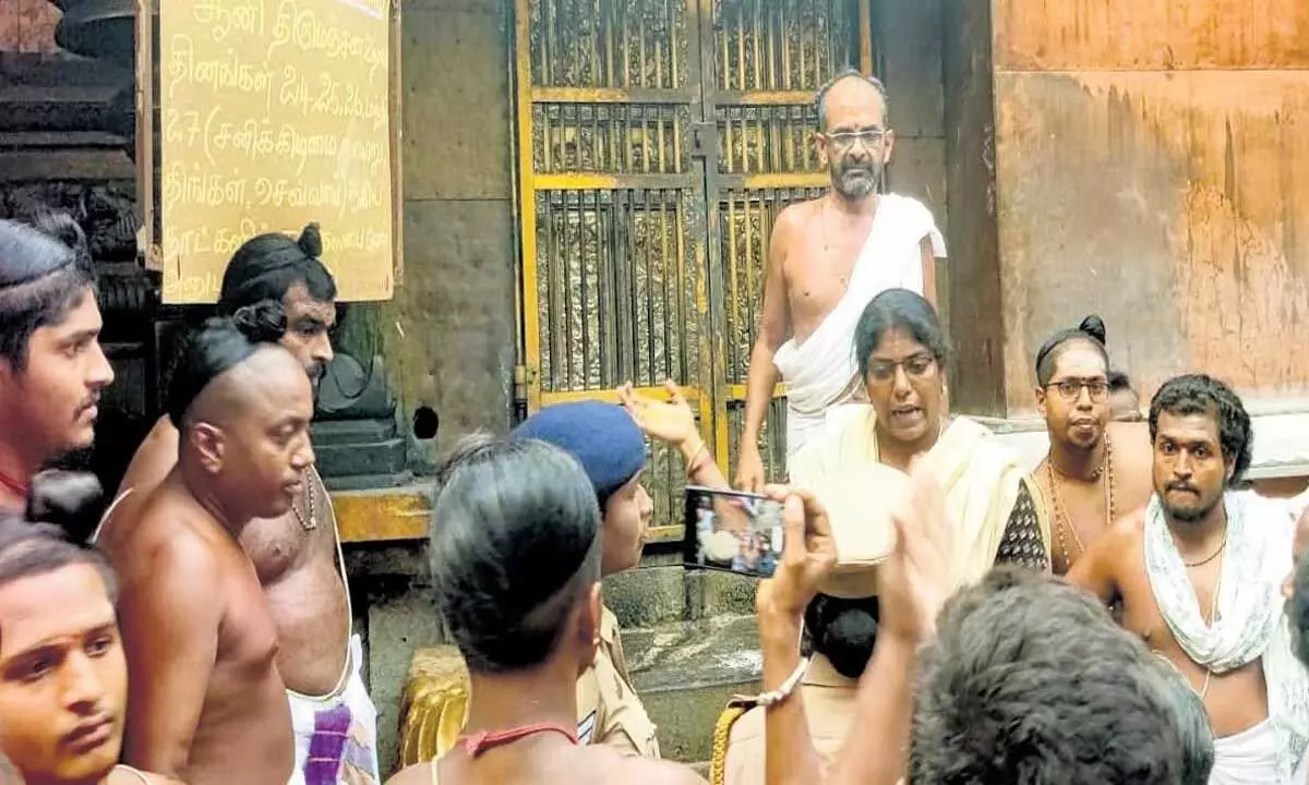 मंदिर के ट्रस्टियों ने कहा कि पोधु दीक्षितर बार-बार ब्रह्मोत्सवम का विरोध करते