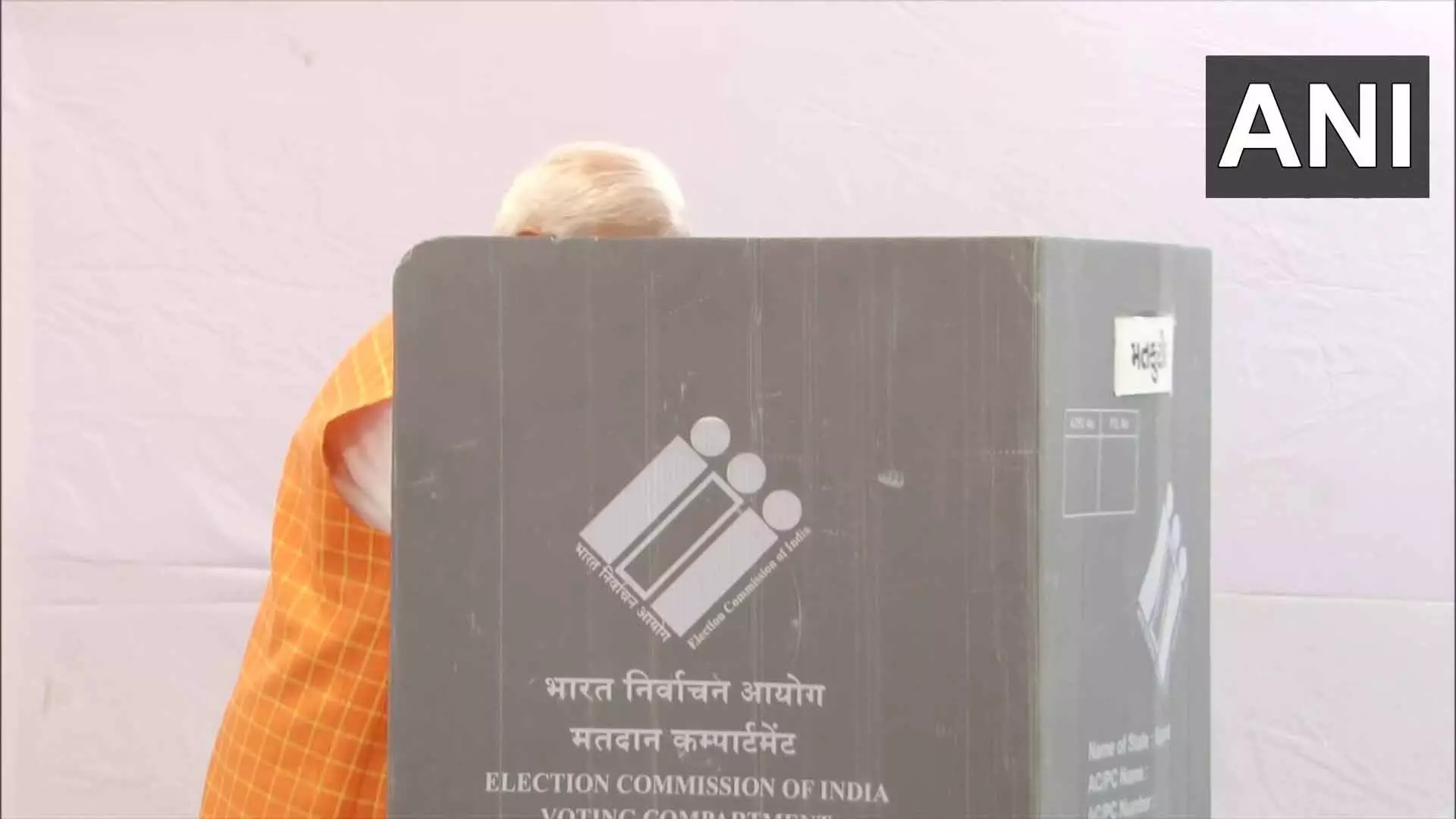 वीडियो, PM मोदी ने अहमदाबाद में किया मतदान