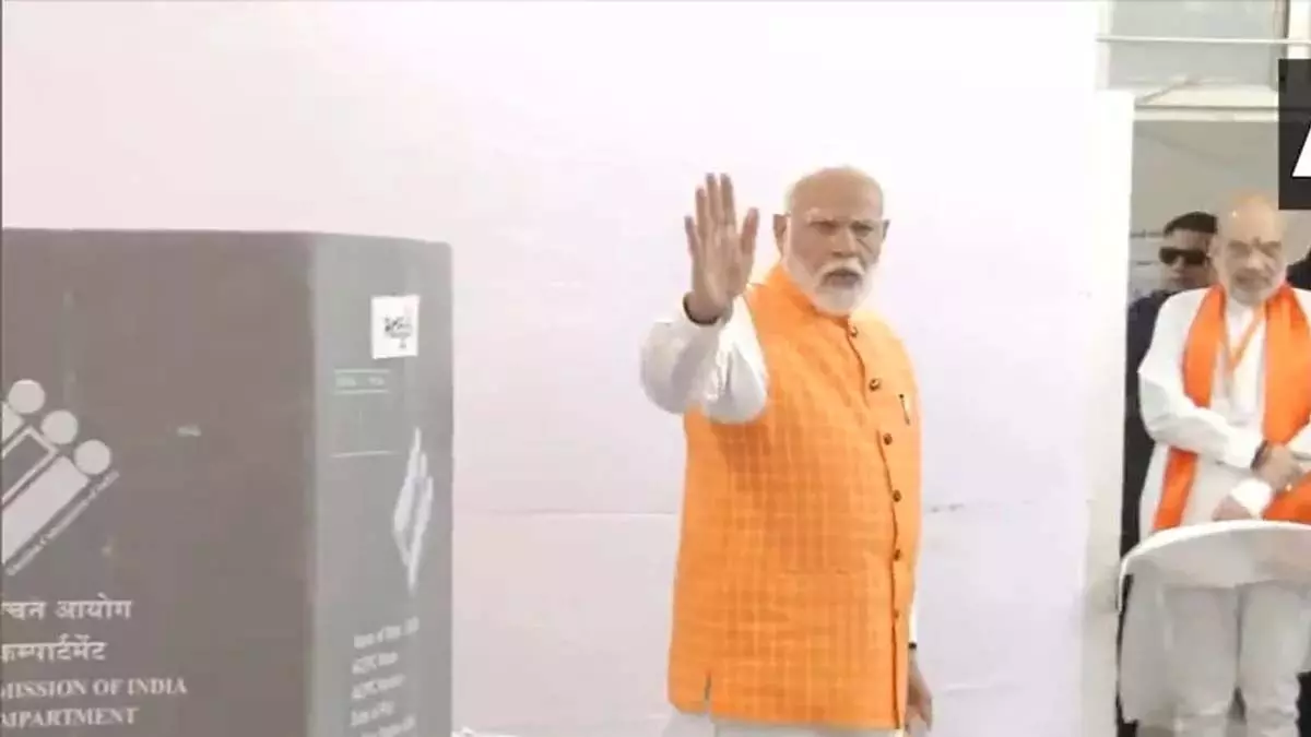 तीसरे चरण में 93 पर मतदान जारी, PM मोदी ने अहमदाबाद में डाला वोट