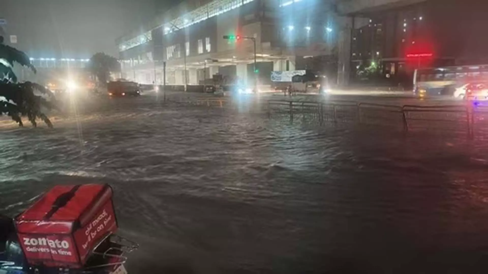 बेंगलुरु में भारी बारिश के कारण जलभराव और यातायात अराजकता