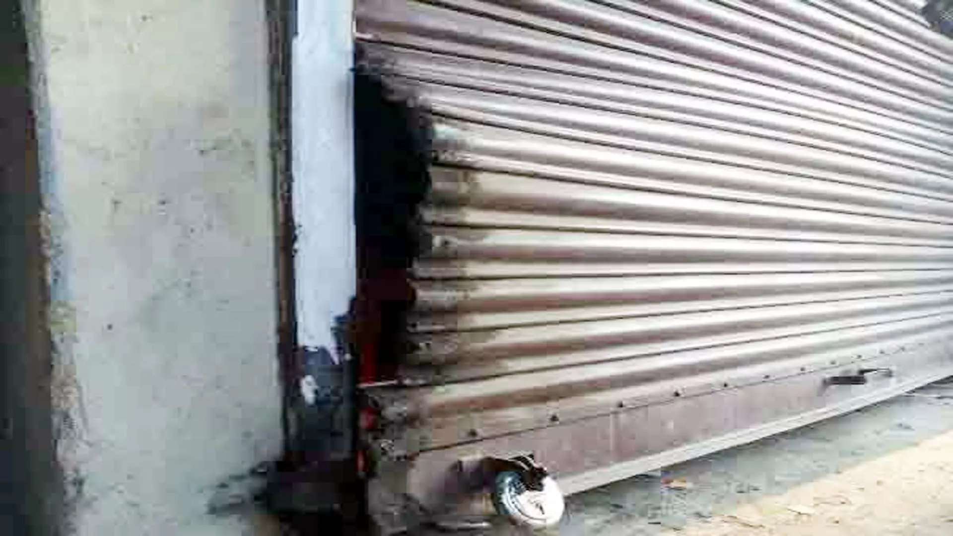 मोबाइल की दुकान का शटर काटकर लाखों के मोबाइल चोरी, घटना की रिपोर्ट दर्ज