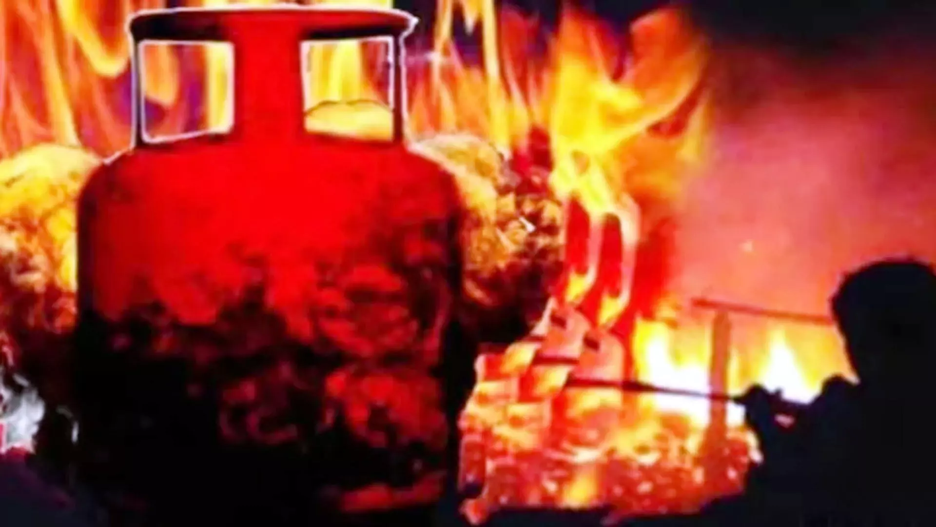 घर में  गैस सिलेंडर फटने से एक महिला गंभीर रूप से घायल ,  सारा सामान जलकर राख