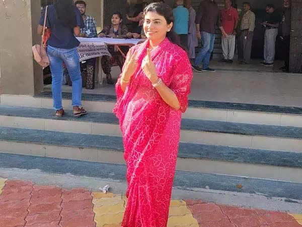 रवींद्र जड़ेजा की पत्नी रीवाबा जड़ेजा ने लोकसभा चुनाव के तीसरे चरण के दौरान जामनगर में अपना वोट डाला