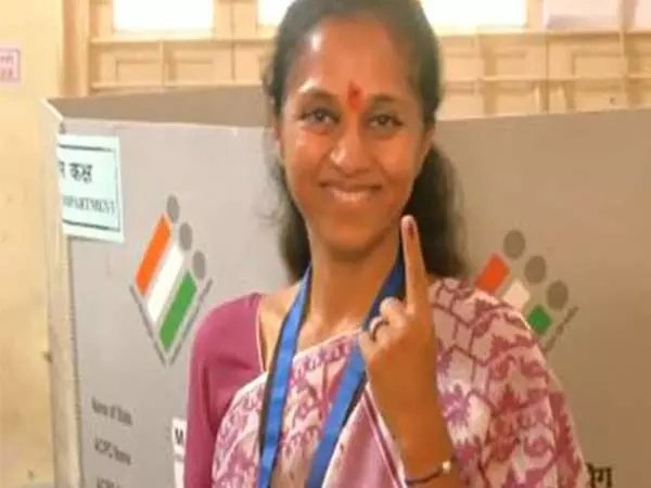 लोकसभा चुनाव के तीसरे चरण के दौरान सुप्रिया सुले ने बारामती में अपना वोट डालने के बाद शांतिपूर्ण और पारदर्शी चुनाव का आह्वान किया