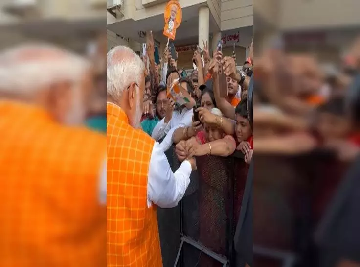 मतदान केंद्र के बाहर भारी भीड़ के बीच बुजुर्ग महिला ने पीएम मोदी को बांधी राखी, VIDEO
