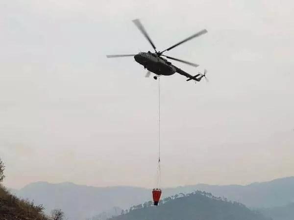 उत्तराखंड के जंगल में आग, खराब दृश्यता के कारण वायुसेना के अग्निशमन अभियानों में काफी देरी हुई