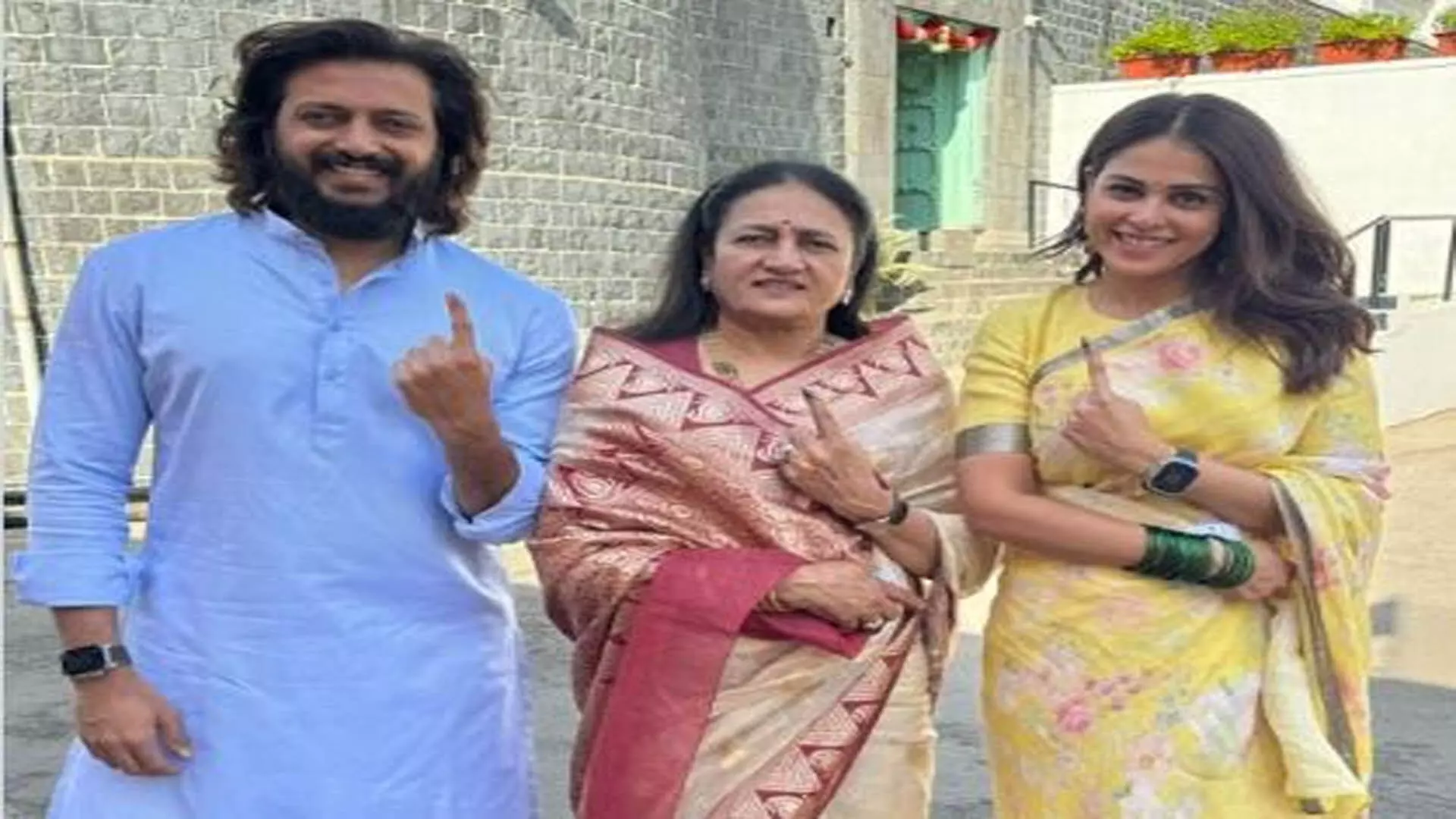 महाराष्ट्र लोकसभा चुनाव शरद पवार, छत्रपति, रितेश-जेनेलिया देशमुख ने वोट किया