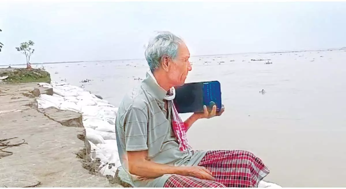 कटाव के कारण 70 वर्षीय व्यक्ति का घर बह गया लेकिन उसने अपना रेडियो सेट पकड़ रखा