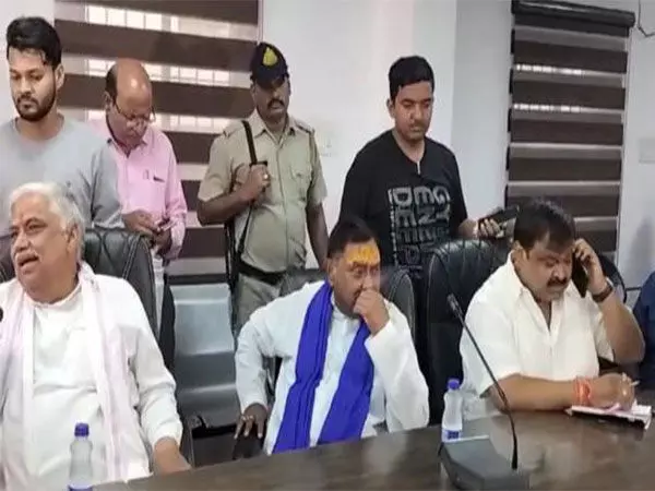 शांतिपूर्ण मतदान के लिए मुरैना लोकसभा सीट के तीन प्रमुख प्रत्याशियों को पुलिस लाइन में नजरबंद रखा गया