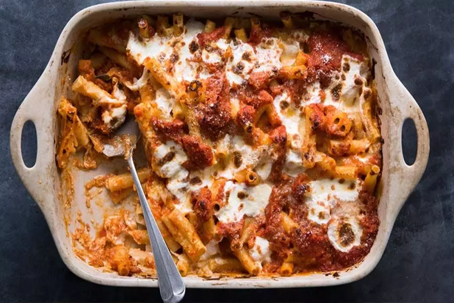 घर में बनाएं वेजिटेबल सॉस में स्वादिष्ट और चीज़युक्त बेक किया हुआ पास्ता