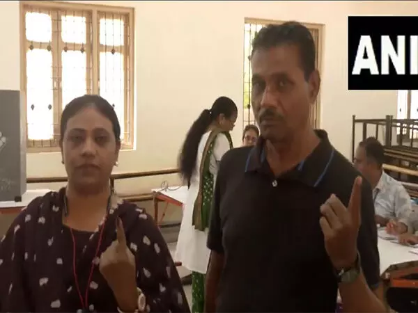लोकसभा चुनाव चरण-3: रवींद्र जडेजा की बहन, पिता ने गुजरात के जामनगर में वोट डाला