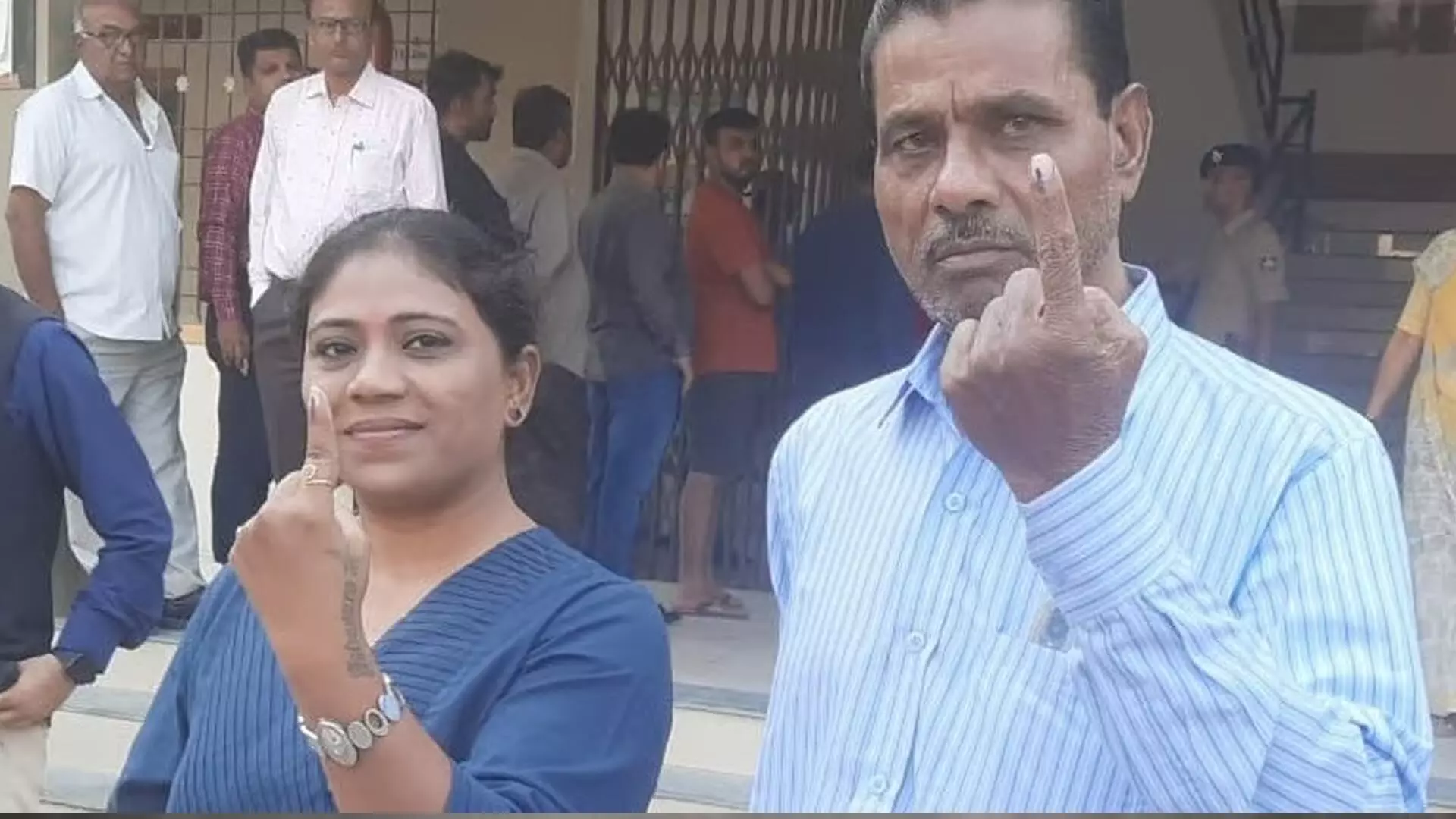 रवींद्र जडेजा के पिता अनिरुद्धसिंह, बहन नैना ने जामनगर में वोट डाला, video.. .