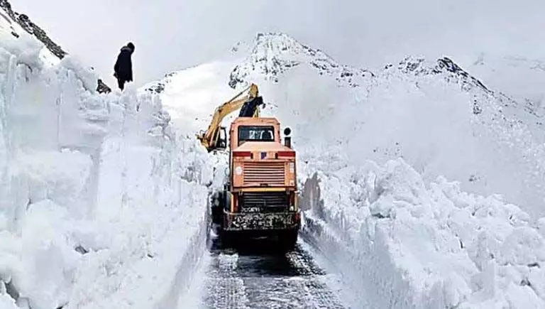 विश्व प्रसिद्ध पर्यटन स्थल रोहतांग के दीदार को अभी इंतजार