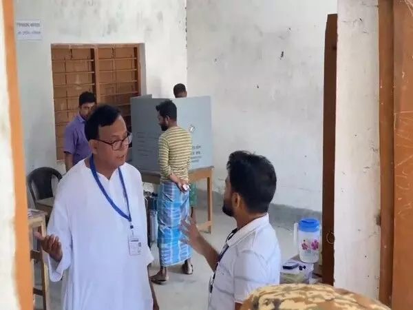 तीसरे चरण के मतदान के दौरान मुर्शिदाबाद में CPI(M) उम्मीदवार MD सलीम और TMC समर्थकों के बीच झड़प