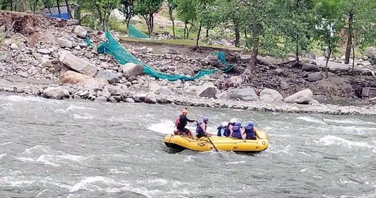 ब्यास की लहरों पर रॉफ्टिंग का रोमांच