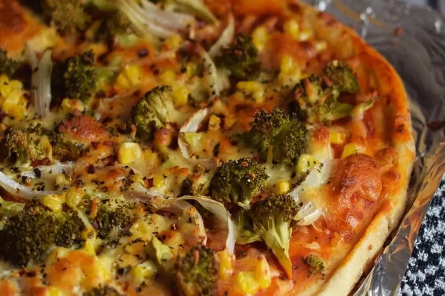 स्वास्थ्यवर्धक और अपराध-मुक्त ब्रोकोली और मकई साबुत गेहूं पिज़्ज़ा