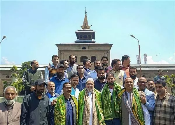 अल्ताफ बुखारी श्रीनगर की जामिया मस्जिद में नमाज अदा करते