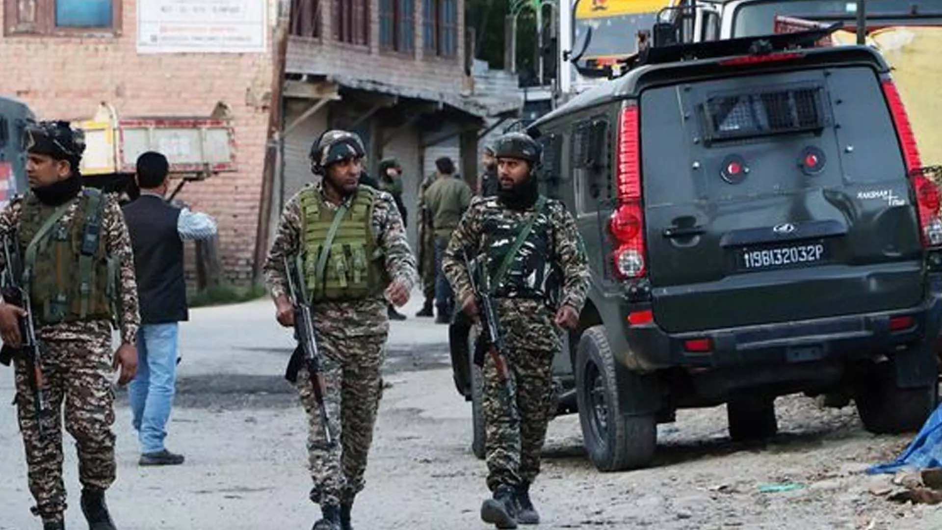 जम्मू-कश्मीर के  कुलगाम में सहयोगी द रेजिस्टेंस फ्रंट के शीर्ष कमांडर सहित दो आतंकवादी मारे गए