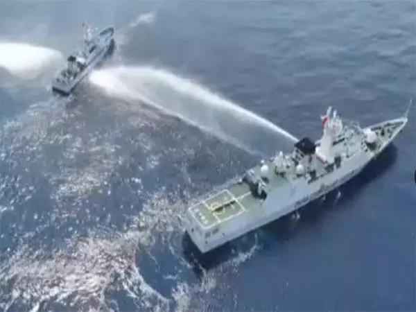 फिलीपीन के राष्ट्रपति ने दक्षिण चीन सागर में चीनी हमलों का मुकाबला करने के लिए पानी की बौछारें तैनात करने से इनकार किया