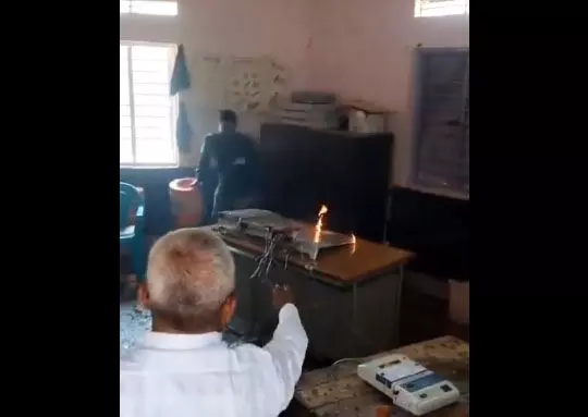 EVM मशीन को जलाने की कोशिश, मतदाता गिरफ्तार