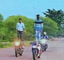 स्टंटबाजी, चलती बाइक पर खड़े हुए 2 लड़के, नवा रायपुर का वीडियो वायरल