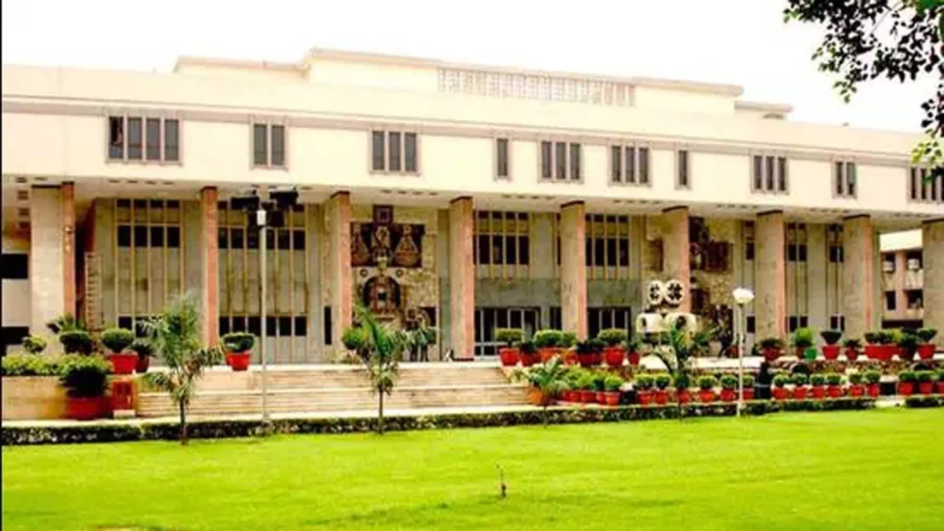 दिल्ली उच्च न्यायालय ने पाठ्यपुस्तकों के वितरण में देरी पर सरकार की खिंचाई